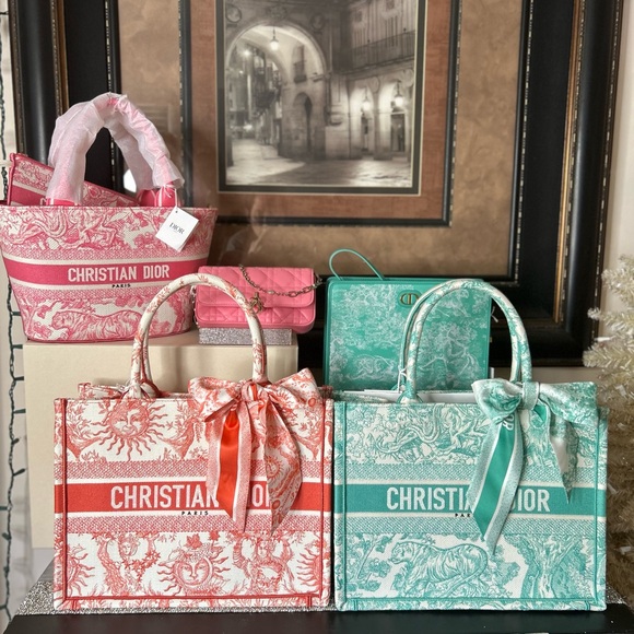 LIVE Luxury Handbag & Accessories Show •LV • Chanel • Dior • Gucci & More - Picture 11 of 15